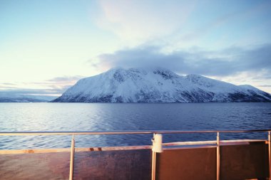 Kuzey Norveç 'teki Lyngen Alpleri' nde karlı dağlar bulutlara karışıyor.