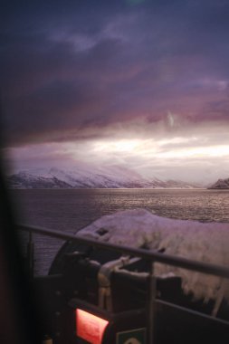 Norveç 'in Lyngen Alpleri' ndeki kuzey kutup dağları arasındaki fiyort üzerinde gün batımı manzarası