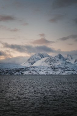 Kuzey Norveç 'te kış günbatımında Lyngen Alpleri karla kaplıydı.