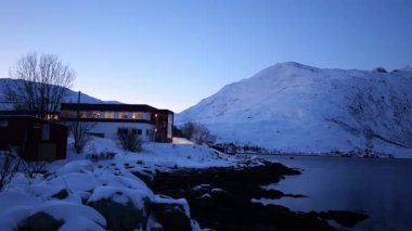 Ersfjord 'un yanındaki binalar kış gündoğumunda, Ersfjordbotn, Tromso Norveç rec709.