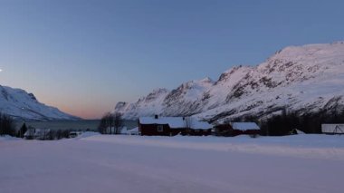Ersfjordbotn, Tromso, Norveç Rec709 köyündeki karlı dağlar.
