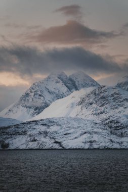 Kuzey Norveç 'te kış mevsiminde kar, Lyngen Alpleri' ni kaplamıştı.