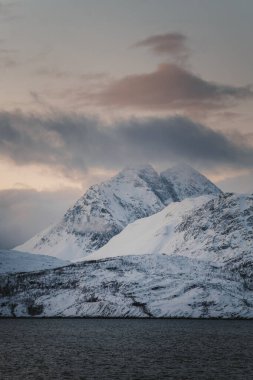 Kuzey Norveç 'te gün batımında Lyngen Alpleri karla kaplıydı.