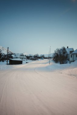 Norveç, Tromso yakınlarındaki Ersfjordbotn Arktik köyünden geçen yol.