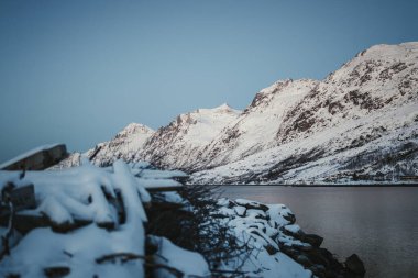 Kuzey Kutbu 'ndaki Karlı Dağlar Ersfjord Kutup Gecesinde Tromso, Norveç yakınlarında.