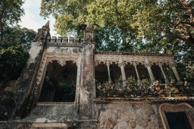 Portekiz, Sintra 'da ağaçların altında Quinta da Regaleira' nın Gotik mimarisi.