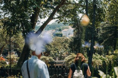 İnsanlar Sintra, Portekiz 'deki güneşli ormanda yürüyorlar..