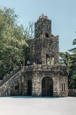 Quinta da Regaleira 'daki kale borusu Sintra, Portekiz' de güneşli bir günde.