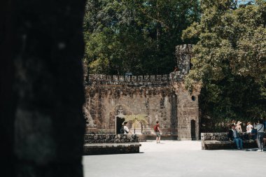Yaz aylarında Sintra Portekiz 'deki gotik mimari saraylarını gezen turistler.