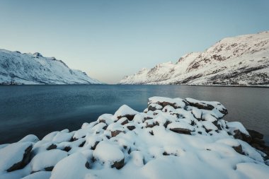 Norveç, Tromso yakınlarında güneşli bir kış gününde Ersfjord 'un manzara görüntüsü.