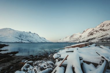 Norveç, Tromso yakınlarında güneşli kutup kış gününde Ersfjord 'un manzara görüntüsü.