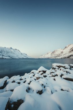 Norveç, Tromso yakınlarında güneşli bir kış gününde Arctic Ersfjord 'un manzara görüntüsü.