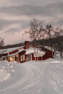 Finlandiya 'nın Kilpisjarvi şehrinde kışın yurt Saana' da gün doğumunda.