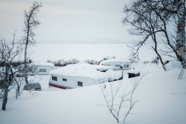 Finlandiya 'nın Kilpisjarvi kentindeki karlı yürüyüş alanında kervanlar.