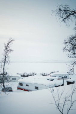 Kilpisjarvi, Finlandiya, Laponya, kış aylarında karlı yürüyüş alanlarında kervanlar.