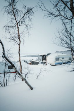 Karlı Kilpisjarvi 'deki karavan parkı, Finlandiya' da kışın.