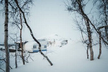 Karlı Kilpisjarvi 'deki karavan parkı Finlandiya' da, Kuzey Kutbu 'nda kış mevsimi.