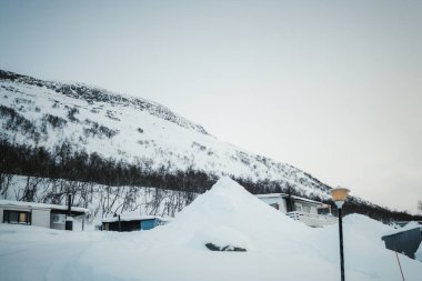 Finlandiya 'nın başkenti Kilpisjarvi' de Saana 'nın altına kar yığını düştü..