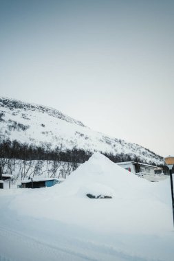 Saana 'nın altındaki kar yığını Kilpisjarvi' ye düştü, Finlandiya, Laponya, kış.