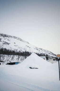 Finlandiya 'nın Kilpisjarvi şehrinde kışın Saana' nın altına kar yığını düşer..