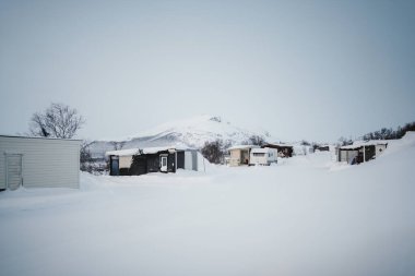 Kış mevsiminde Finlandiya 'nın karlı Kilpisjarvi bölgesinde yürüyüş yapılan kulübeler.