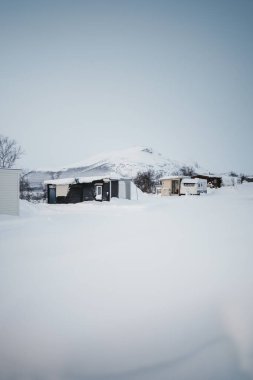 Finlandiya 'nın Laponya eyaletinde kar yağışı yapan Kilpisjarvi' de kış mevsiminde yürüyüş yapılan kulübeler..