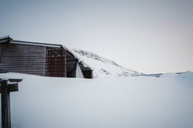 Finlandiya 'nın Laponya kışında, karlı Kilpisjarvi' de yürüyüş alanındaki kulübeler.