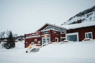 Finlandiya 'nın Kilpisjarvi kentindeki karlı garaj yolunun yanındaki pansiyon..