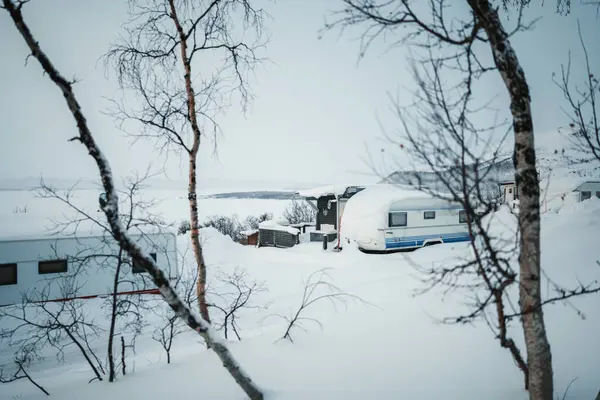 Karlı Kilpisjarvi 'deki karavan parkı Fince.