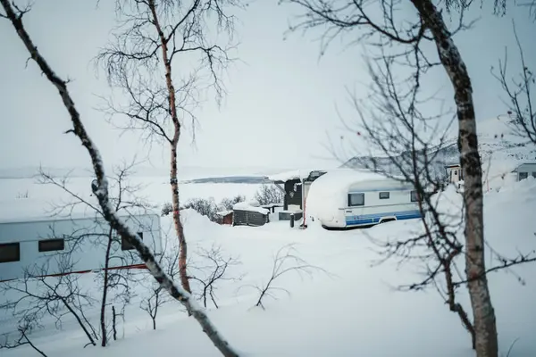 Karlı Kilpisjarvi 'deki karavan parkı Finlandiya' nın Laponya kışında.