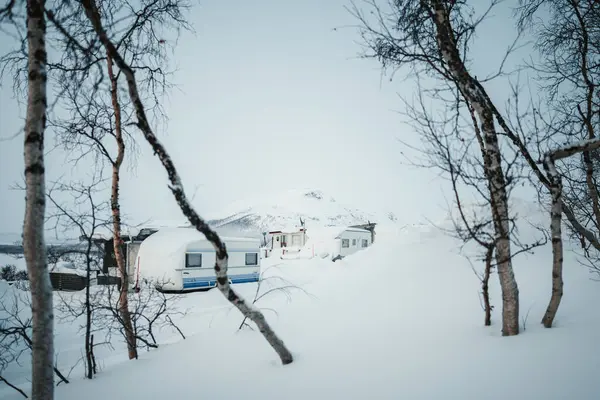 Karlı Kilpisjarvi 'deki karavan parkı Finlandiya' da, Kuzey Kutbu 'nda kış mevsimi.