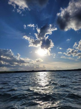 Güneşli Mavi Gün güzel sularla dolu bir günde yol alıyor
