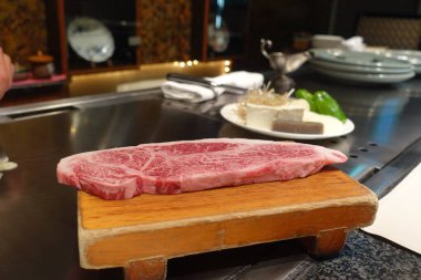 Bulaşık tahtasında etli wagyu Japon dilimi.