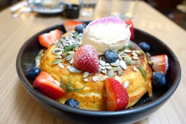 Tatlı ekmek fırını tatlı çilek ve çilek      