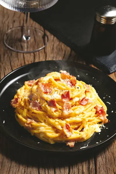 Carbonara makarnası tabakta, lezzetli görünüyor..