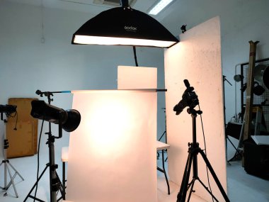 Fotoğraf için ekipmanlı profesyonel stüdyo ışıklandırması