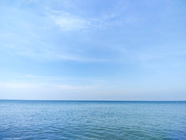 Güzel deniz ve mavi gökyüzü