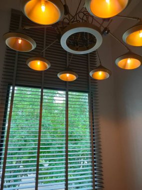 Modern bir apartmanın içinde.