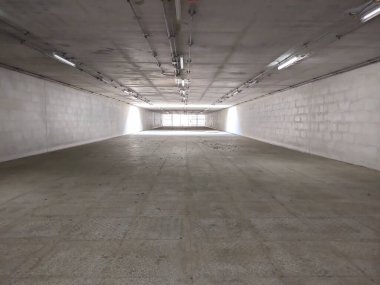 Şehirdeki yeraltı otoparkı.