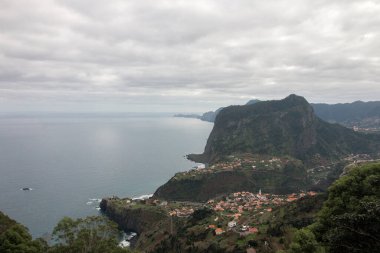 Guindaste bakış açısı Madeira adasının kuzey kıyılarını özetleyen Atlantik manzarası sunuyor..