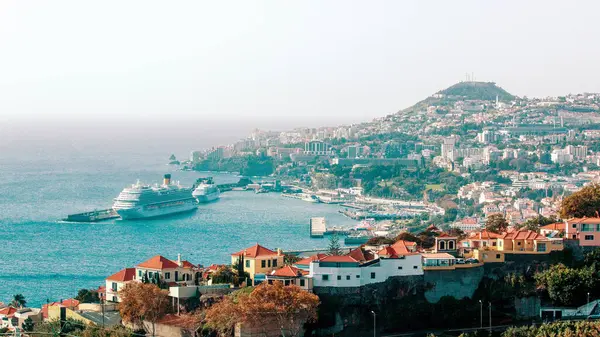 Funchal Limanı, Funchal limanı ve limanıdır ve Avrupa 'dan Karayipler' e giden yolda Atlantik ötesi gemiler tarafından sık sık durak olarak kullanılır.