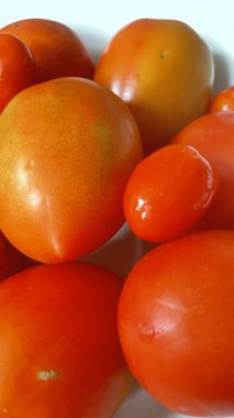 Beyaz arkaplanda taze domatesler