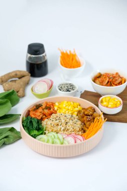 Sağlıklı Kimchi Tavuk Salatası.