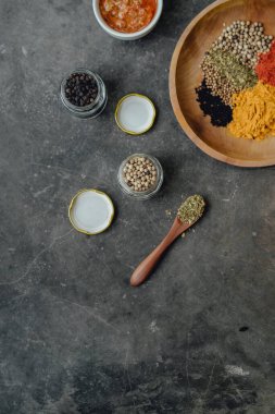 Klasik tarzdaki baharatların fotoğrafı