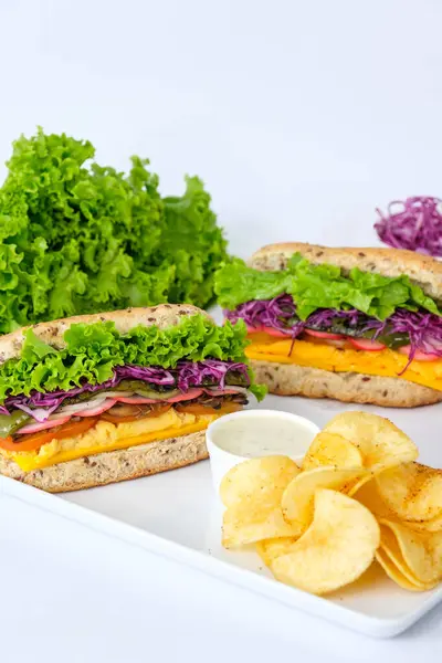 Sağlıklı sandviçler ve patates cipsi.