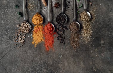 Klasik tarzdaki baharatların fotoğrafı