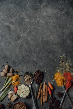 Klasik tarzdaki baharatların fotoğrafı