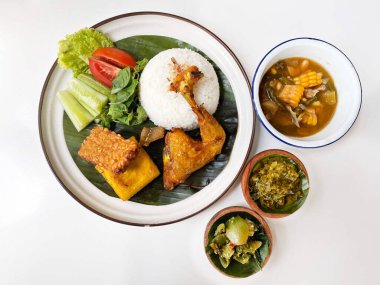 Kızarmış tavuk pilavı ve yeşil biber sosu, geleneksel Endonezya yemeği.