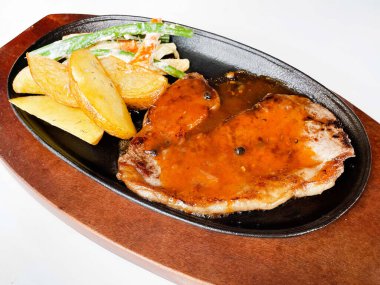 Biftek ve barbekü sosu.