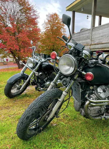 Sonbaharda bir çift siyah motosiklet